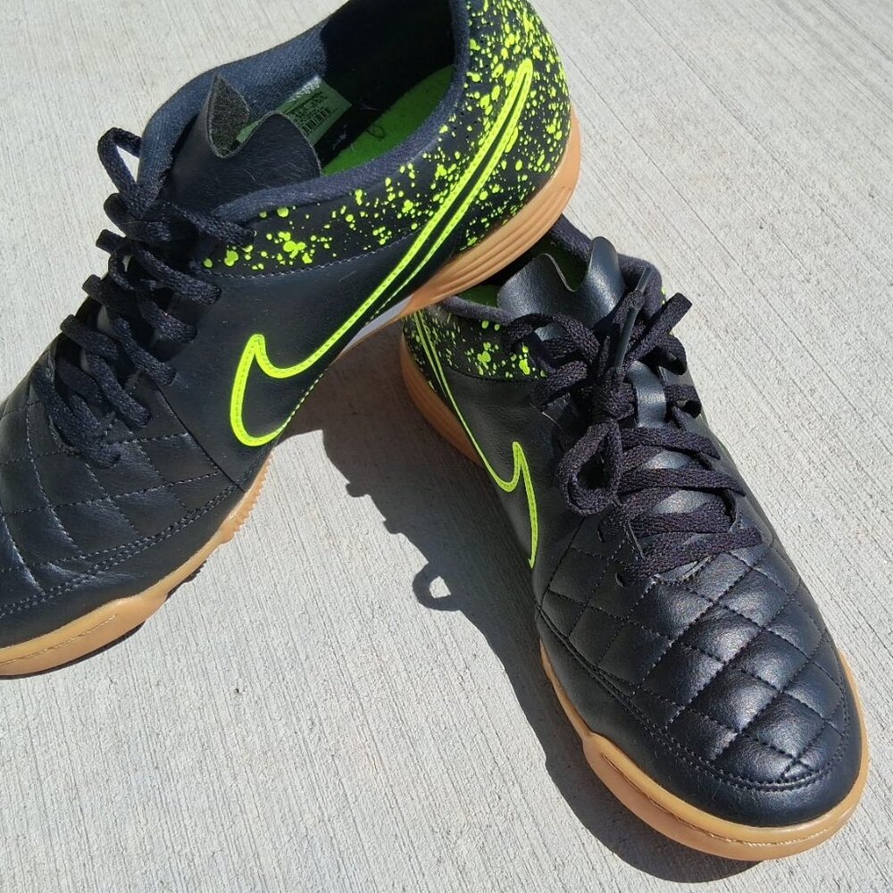Nike Tiempo men's indoor/futsal soccer cleats. Indoor. Size 10.5.